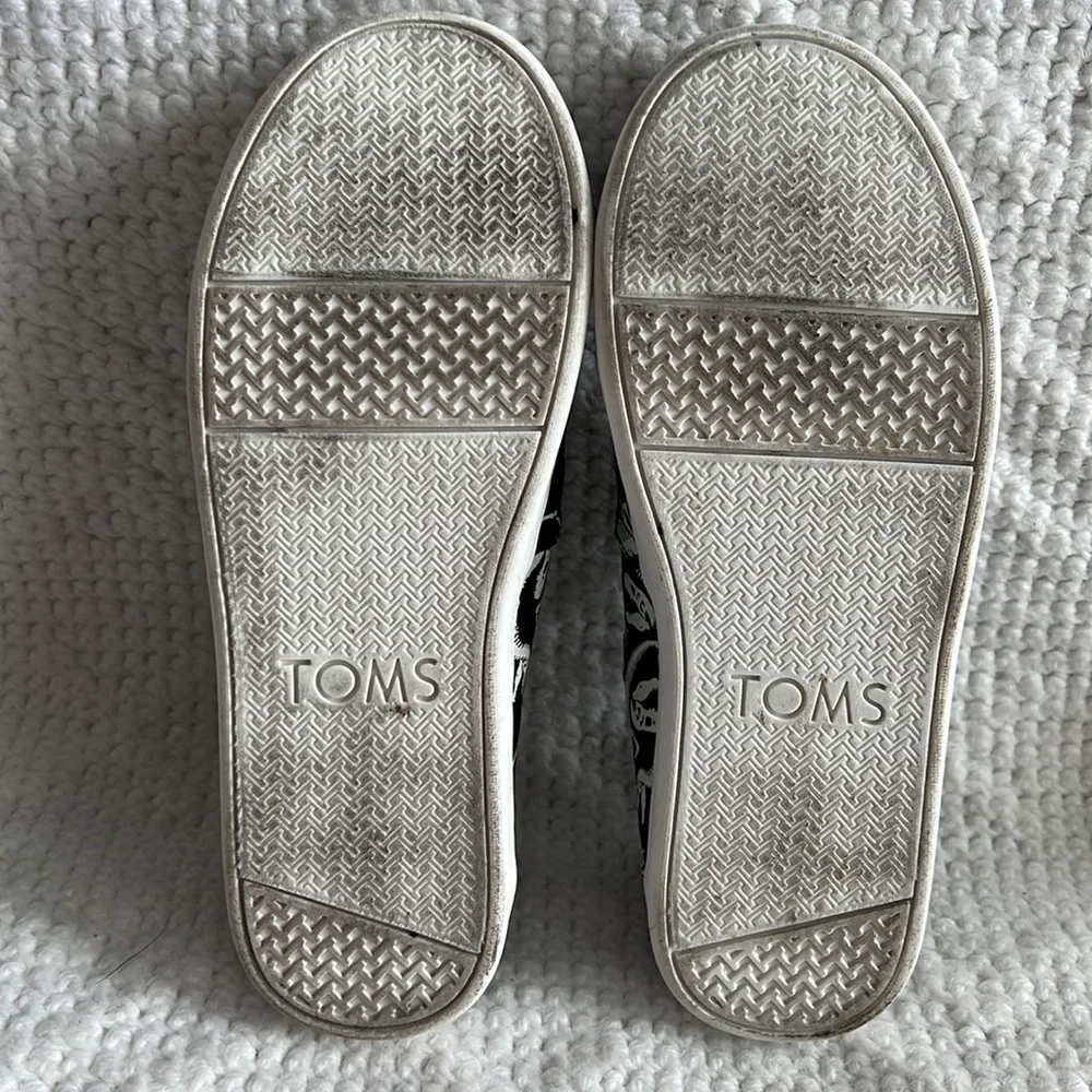 TOMS glow in the dark YOUTH dinosaur shoes Y2